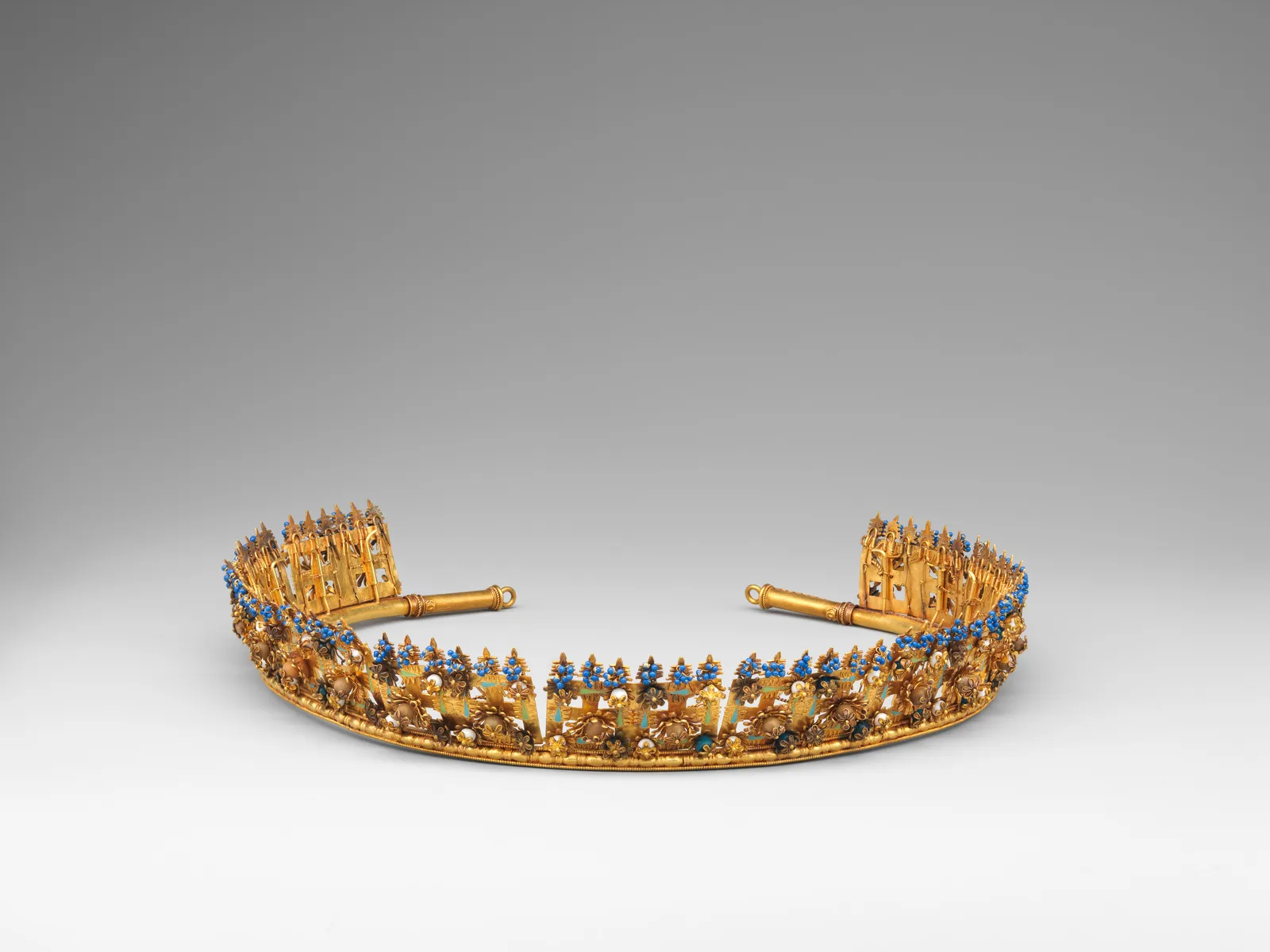 Diadema dell'Ottocento in oro con agata, perla e smalto