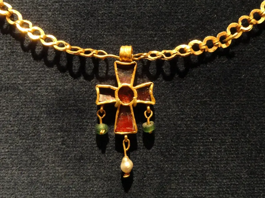 Chaîne en or paléobyzantine avec pendentif croix, VIe siècle, Cleveland Museum of Art