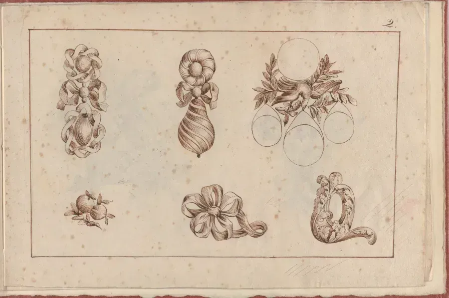 Planche d'un album français de dessins de joaillerie du XVIIIe siècle : pendentifs, broche nœud et montures aux chatons vides destinés à de grandes pierres, tracés à l'encre brune