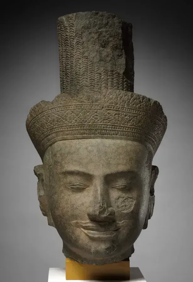 Tete de pierre de Shiva avec un troisieme oeil sur le front, sculpture khmere du XIIe siecle