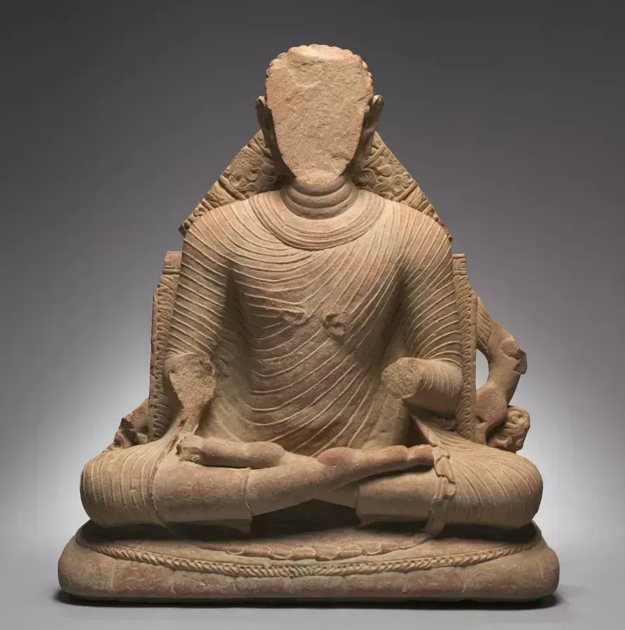 Bouddha assis de Mathura, Ve siecle, avec le point urna sur le front et la protuberance ushnisha sur le sommet du crane