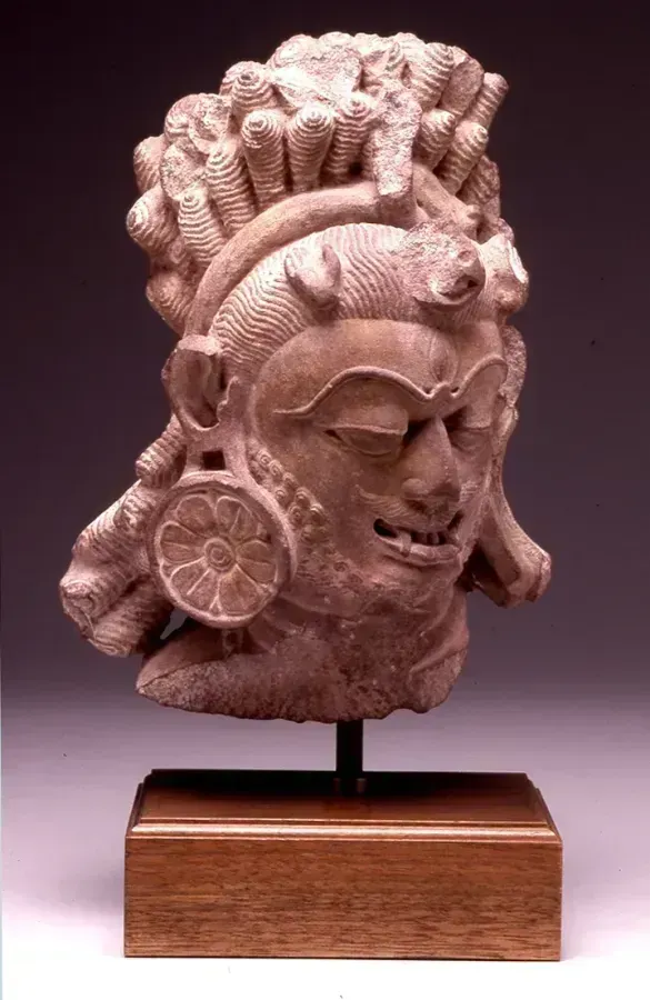 Tete en pierre de Shiva sous la forme courrouxee de Bhairava, le troisieme oeil grand ouvert, Inde, XIe siecle