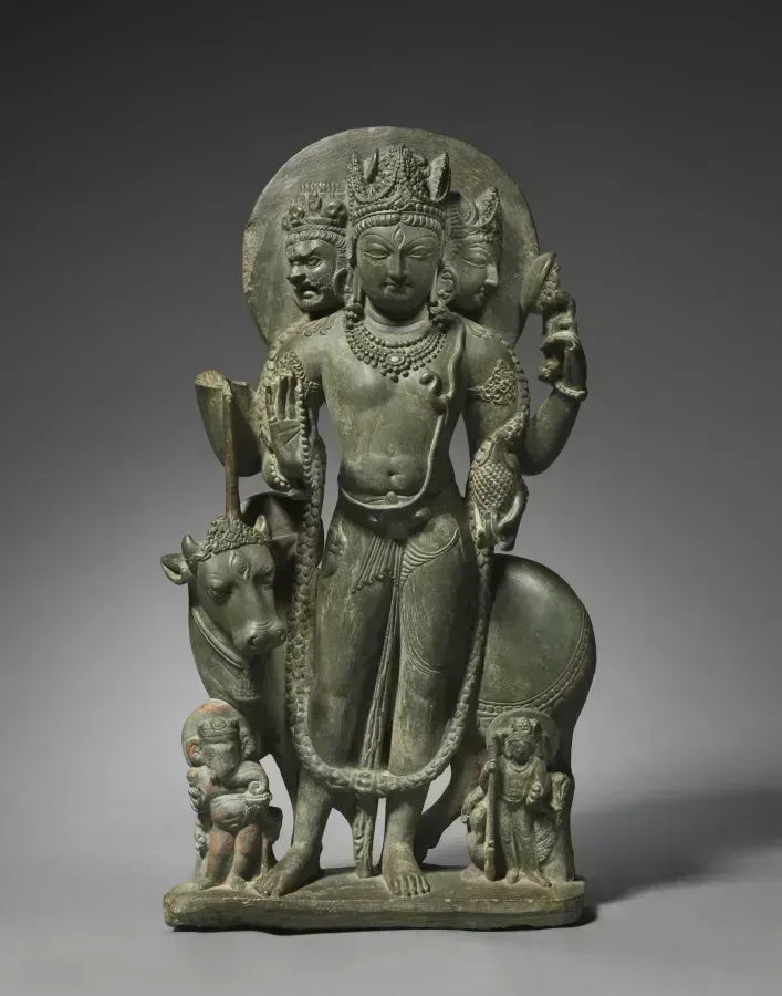 Figure en pierre de Shiva Mahadeva debout, aux trois visages et au troisieme oeil, Cachemire, VIIIe siecle