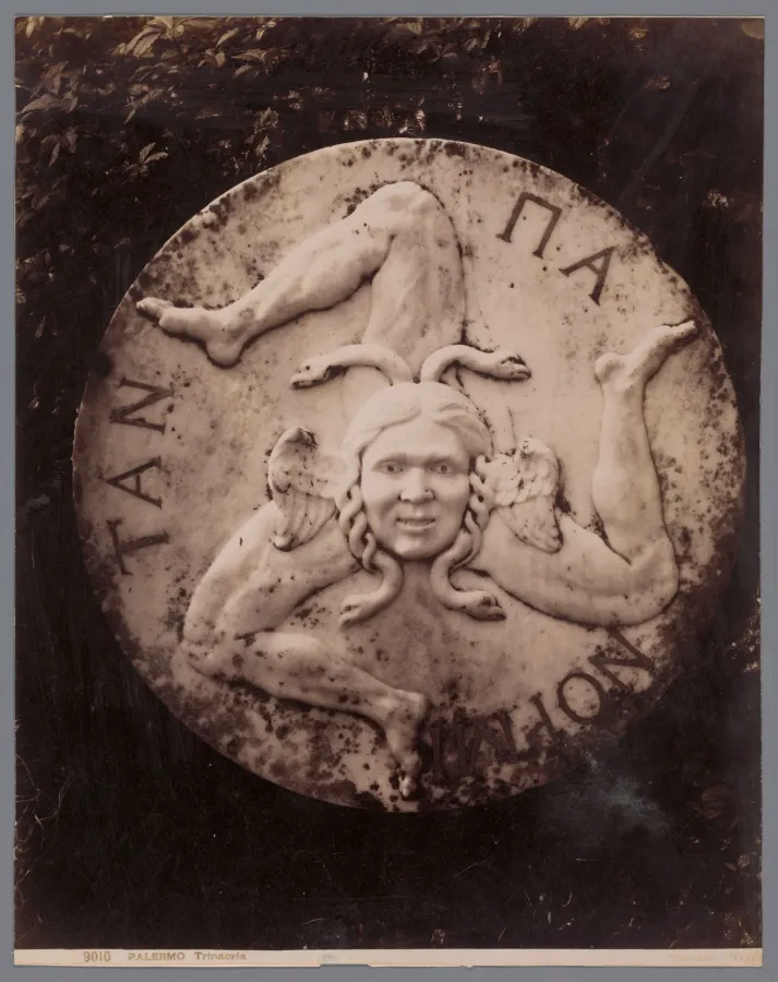 Тринакрия Палермо: голова Медузы и три согнутые ноги, историческая фотография
