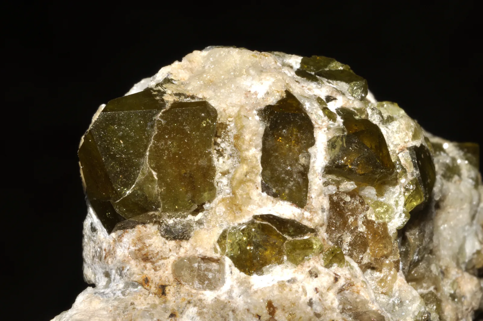 Tsavorite: green garnet, properties, meaning and how to wear it