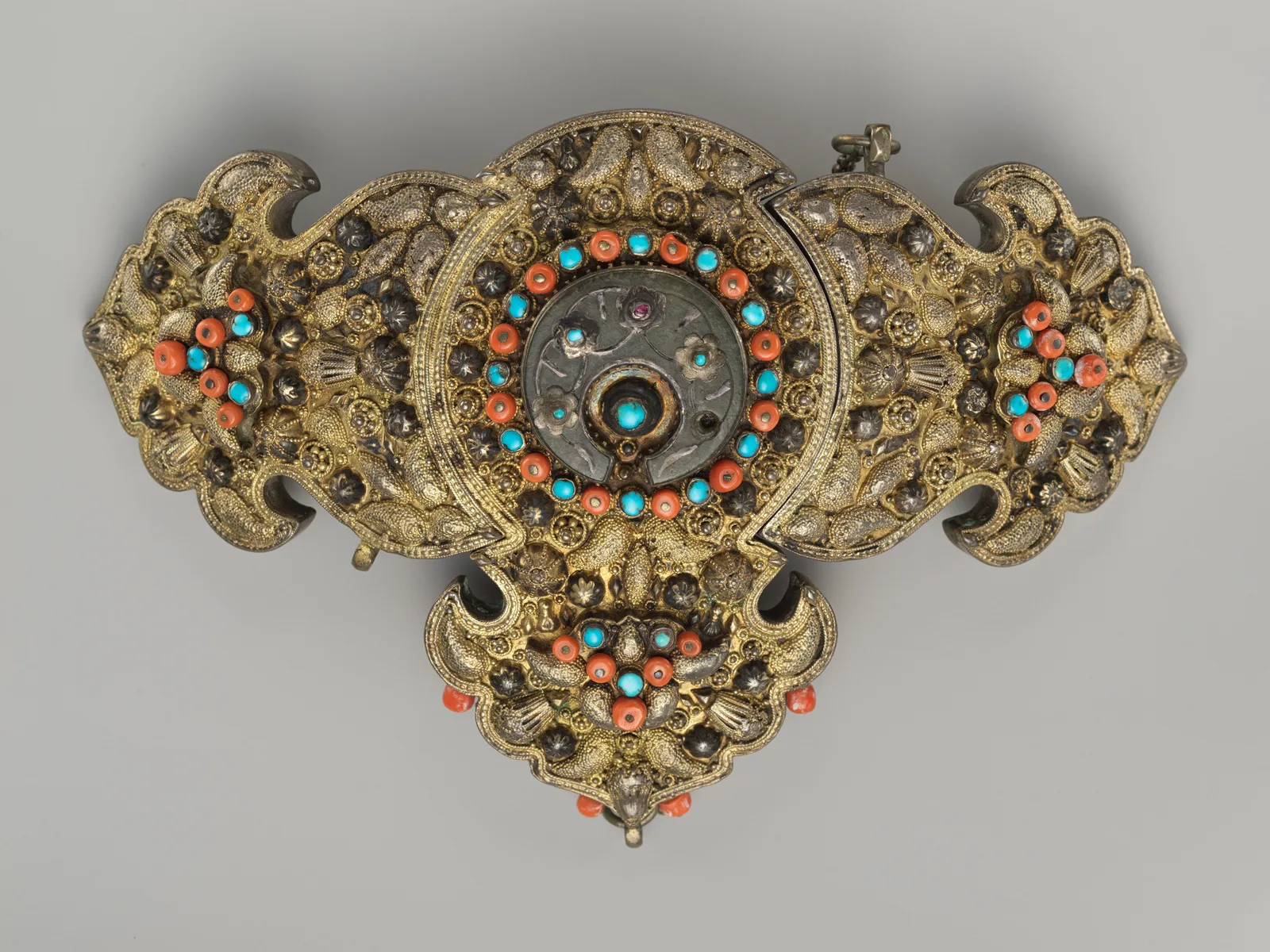 Fermoir de ceinture ottoman en argent doré avec repoussé, granulation et incrustations de corail et de turquoise, XIXe siècle