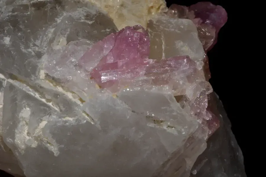 Tourmaline rubellite : la pierre rouge longtemps confondue avec le rubis