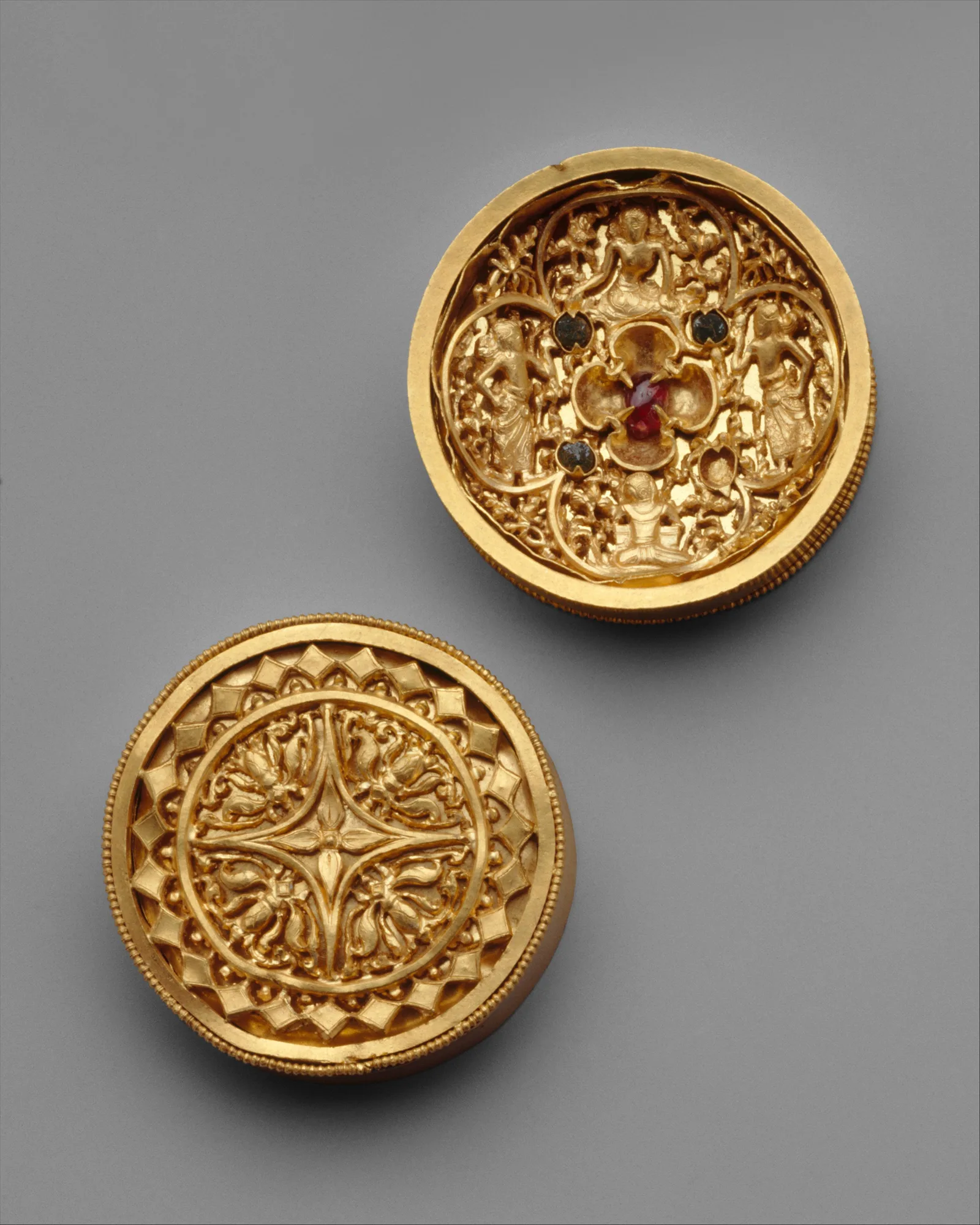 Paar goldener Ohrpflöcke mit Figuren und eingelegten Steinen, Java, 9. bis 14. Jahrhundert
