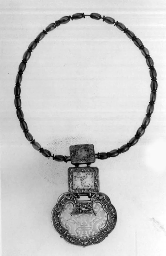 Collar de cuentas grandes y lisas de ámbar y piedra en un hilo
