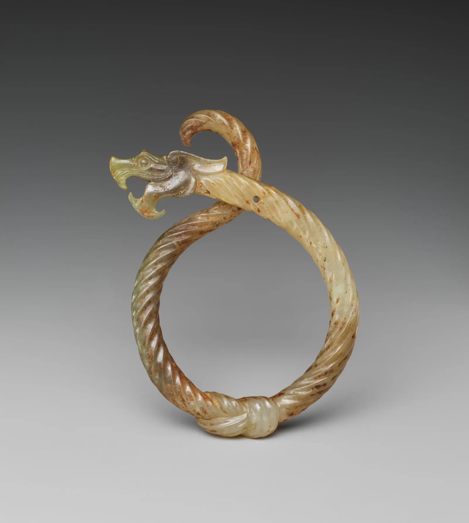 Ancien pendentif chinois en jade en forme de dragon lové, IIIe siècle avant notre ère