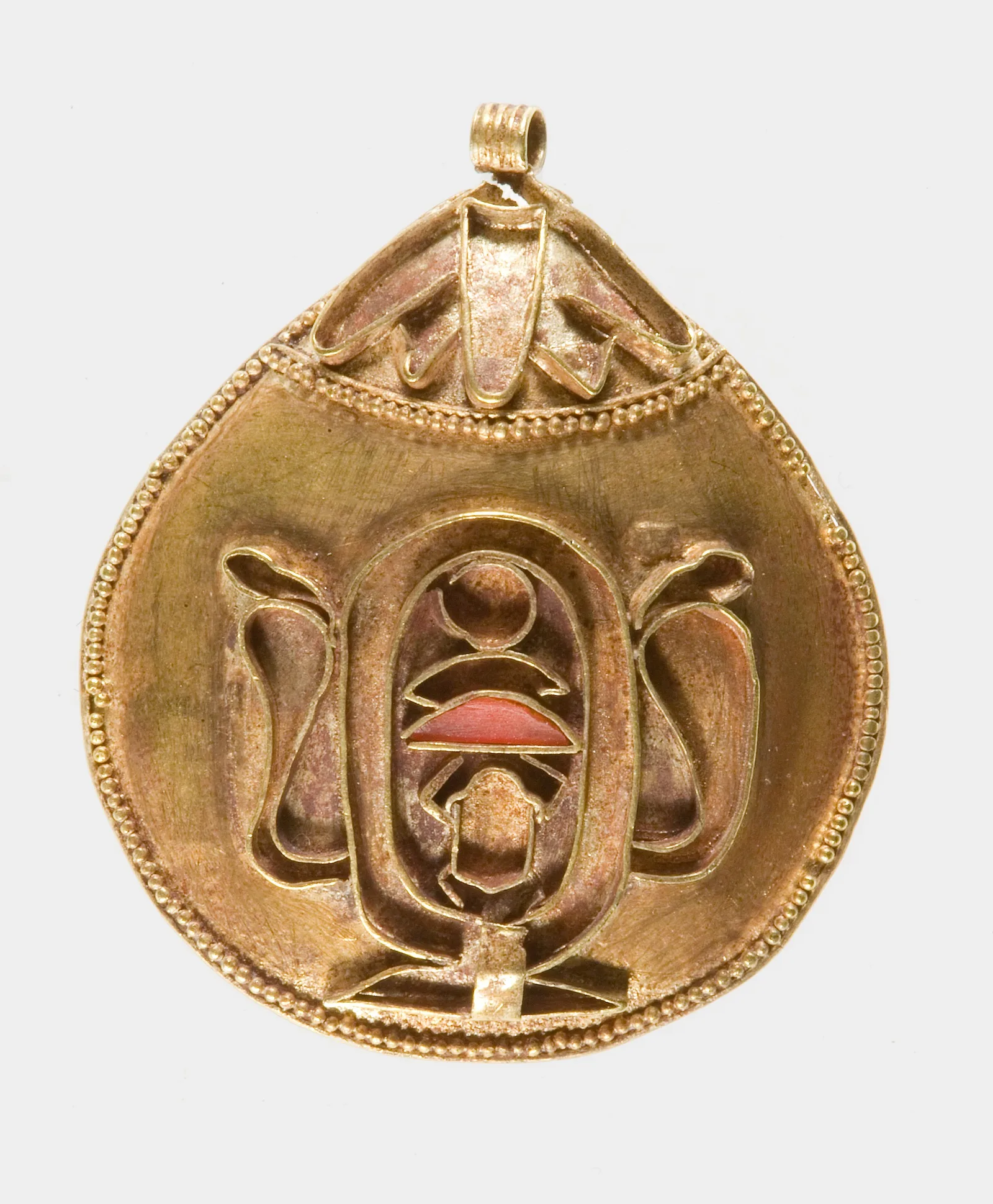 Pendentif en or en forme de coquillage portant le nom du pharaon Sésostris II