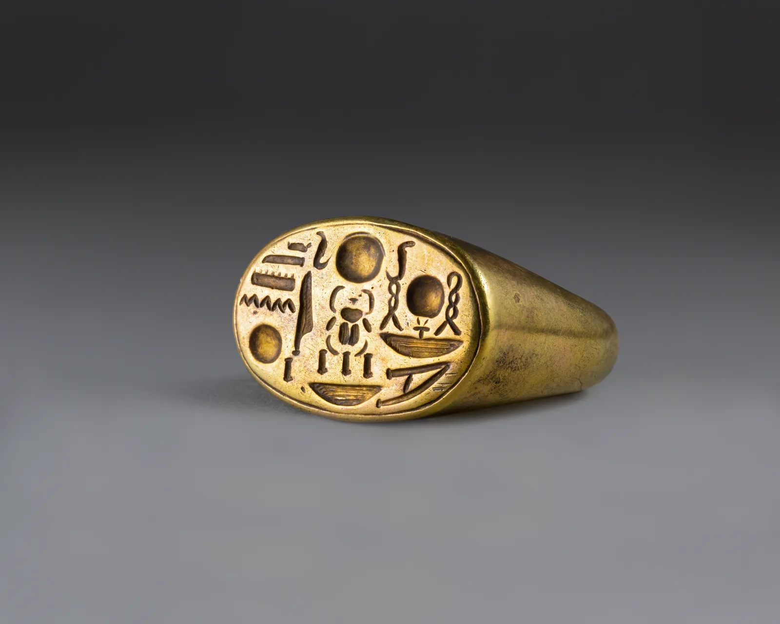 Bague sceau en or portant le nom de trône du pharaon Toutânkhamon