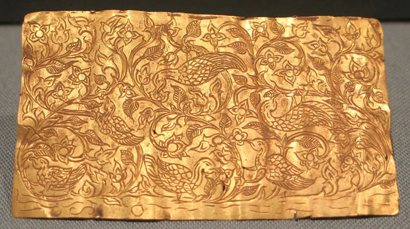 Fine plaque en or à inscription repoussée, portée en pendentif