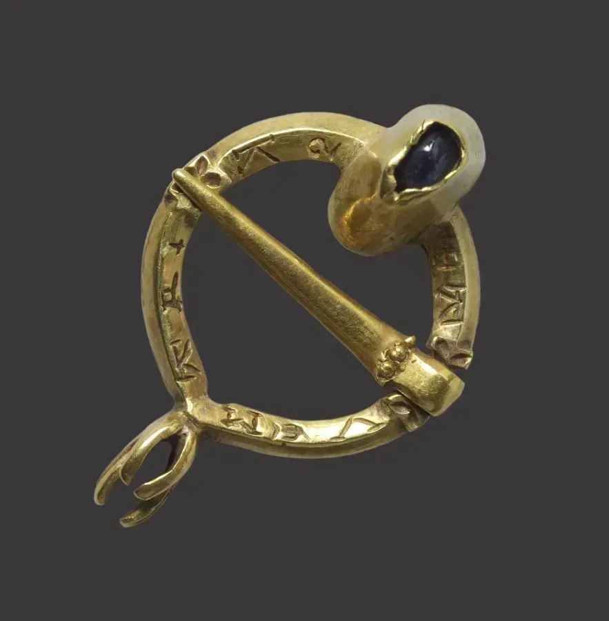Reverso del broche amuleto inglés del siglo XIII con la continuación de la inscripción