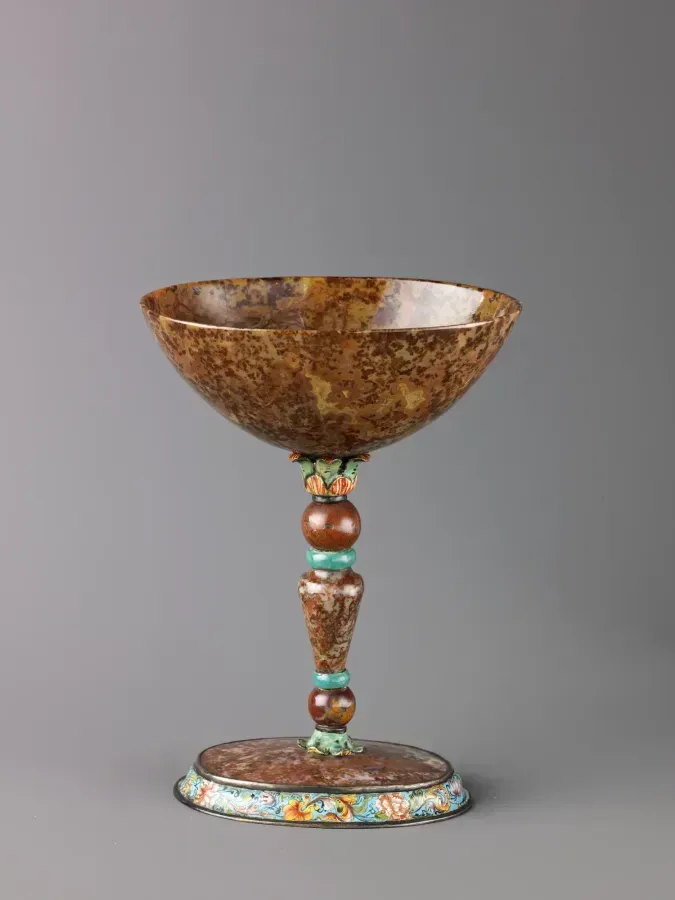 Coupe à pied ancienne en agate mousse à décor d'émail, exemple de pierre ornementale taillée
