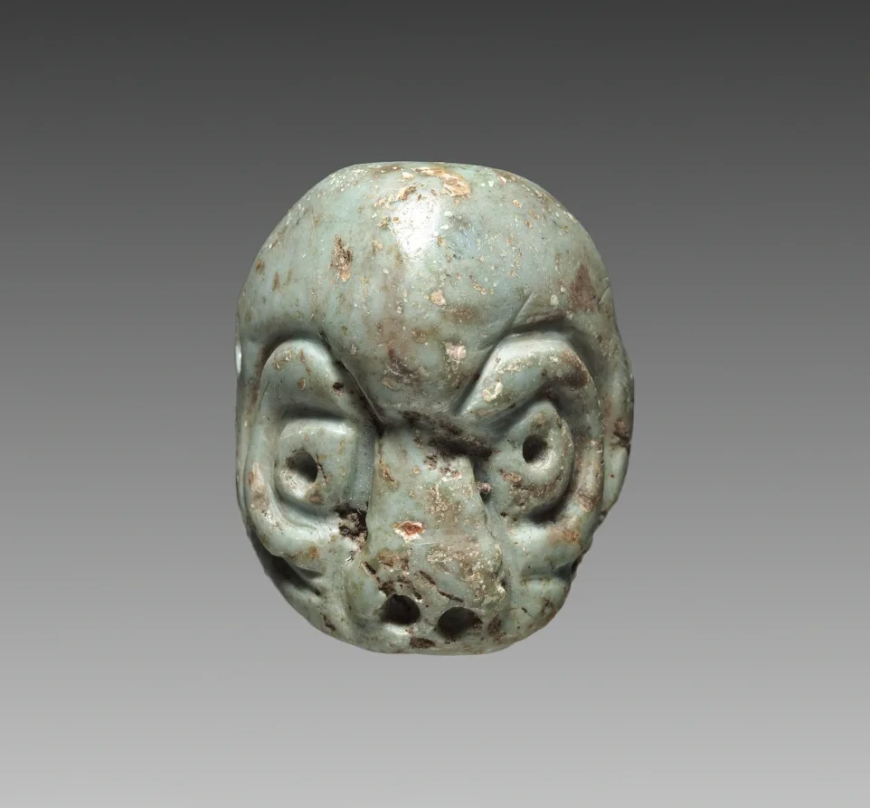 Pendentif taillé en forme de tête de singe