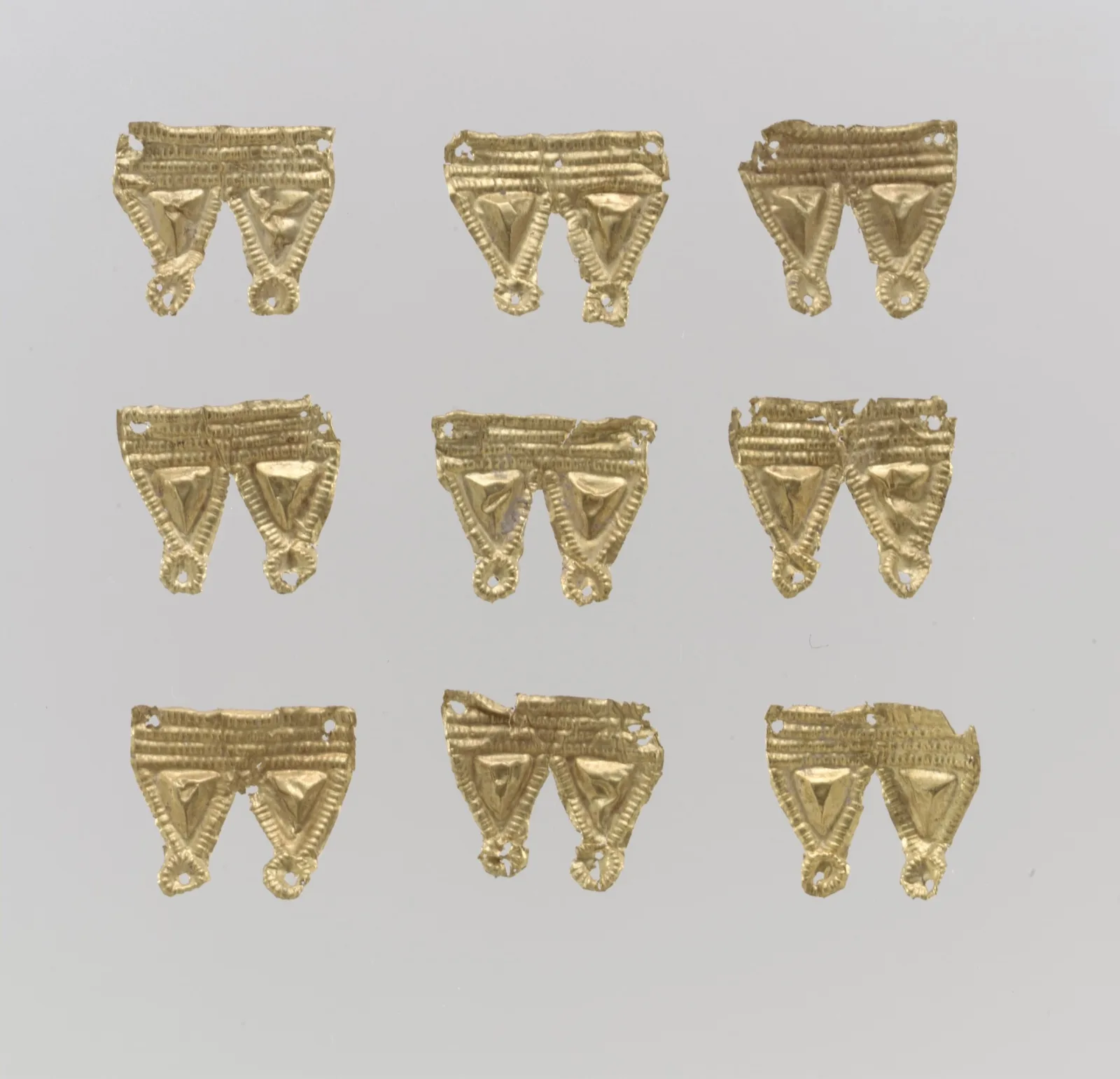 Appliques d'or de la culture germanique orientale en forme de doubles triangles, première moitié du Ve siècle