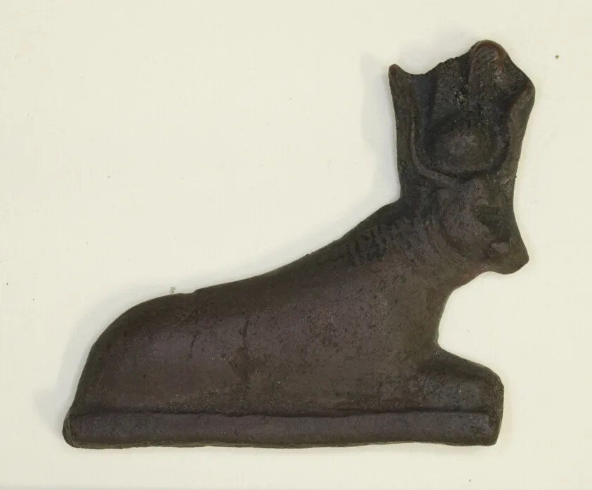 Amuleto a forma di mucca sdraiata dell'antico Egitto