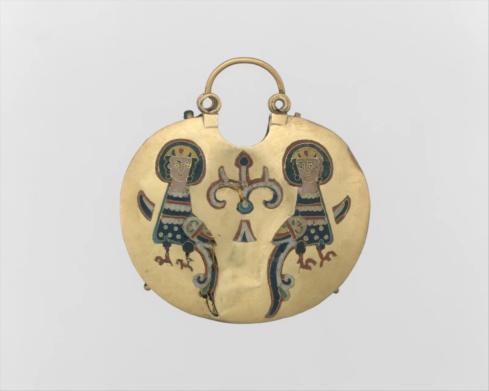 Pendentif de tempe en or de la Rous de Kiev des XIe-XIIe siècles, en émail cloisonné : deux sirènes de part et d'autre de l'arbre de vie