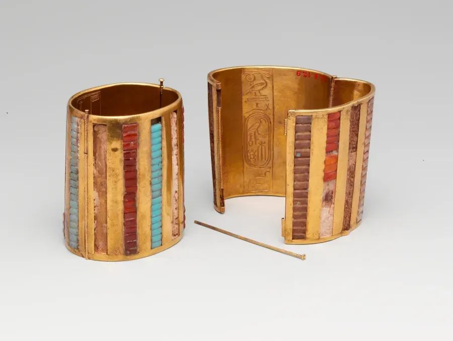 Brazalete puño con bisagra del antiguo Egipto en oro, cornalina, turquesa y vidrio, reinado de Tutmosis III