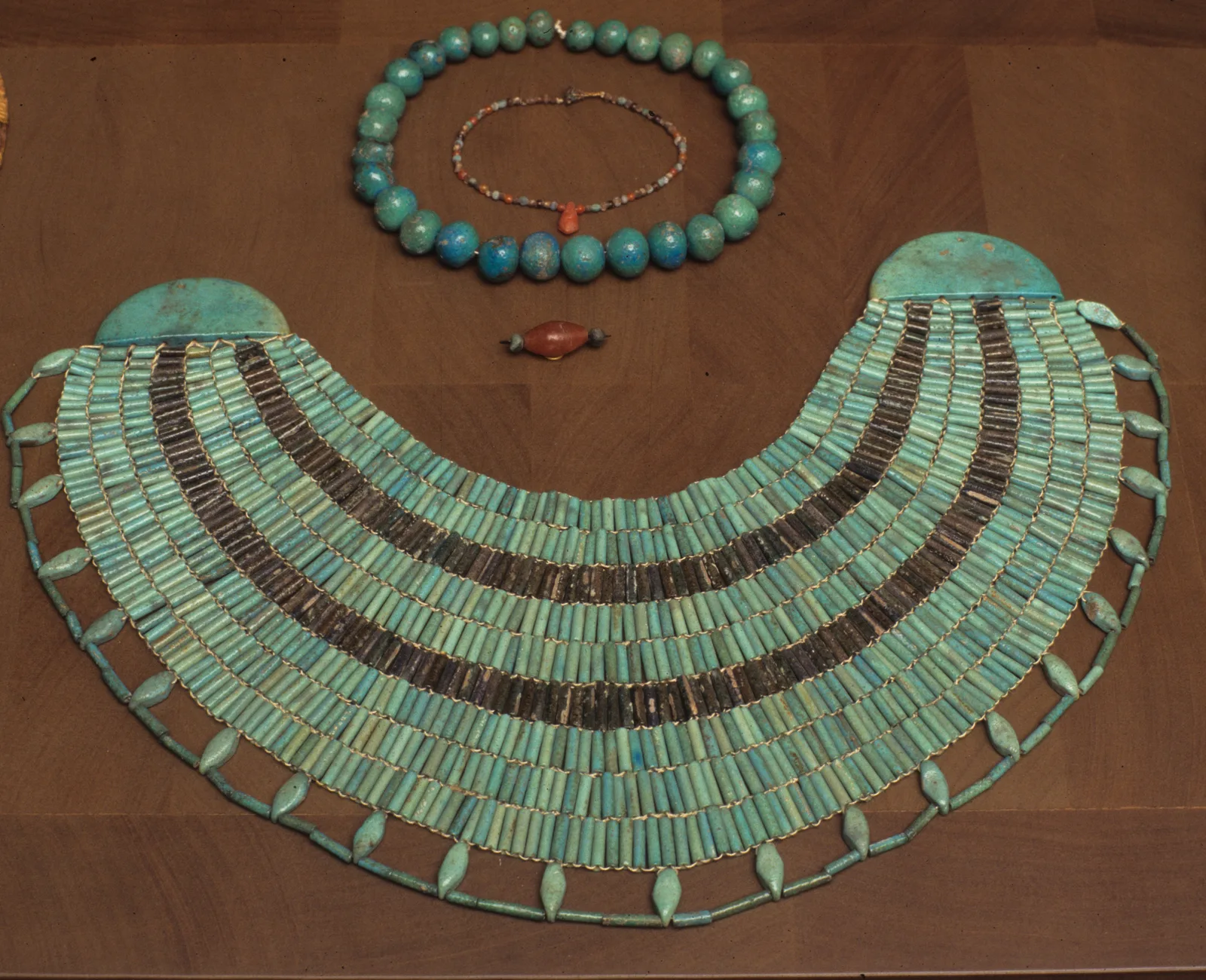 Tipos de collares y gargantillas: rivière, lariat, pechera y cómo elegir la longitud
