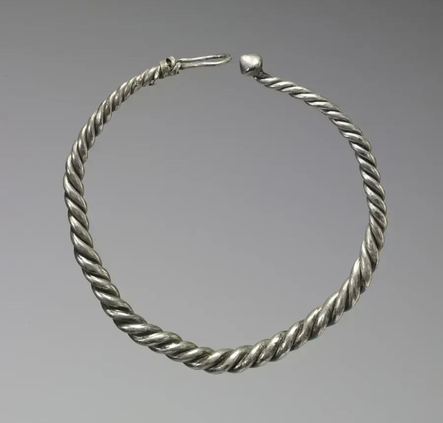 Silbernes Wikinger-Halsband aus drei verdrehten Drähten mit konischem Verschluss