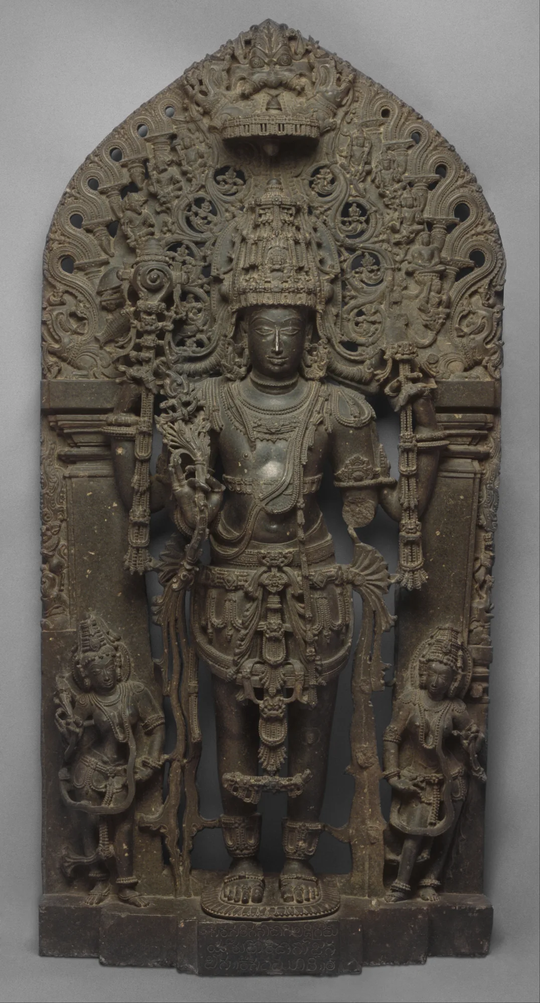 Steinfigur des stehenden Vishnu als Keshava, indisches Tempelrelief, Karnataka