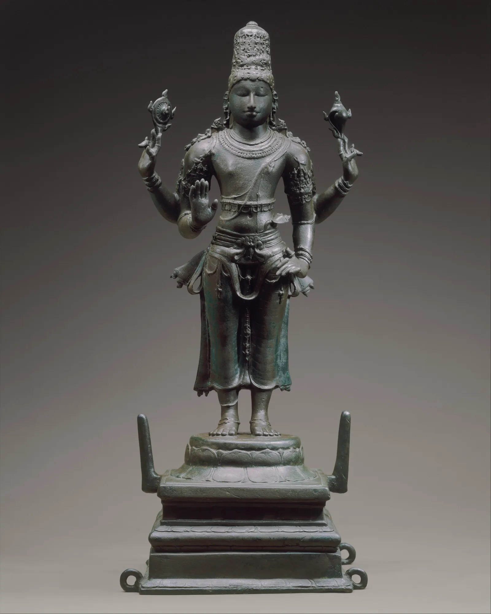 Bronzefigur eines stehenden vierarmigen Vishnu, Südindien, Tamil Nadu