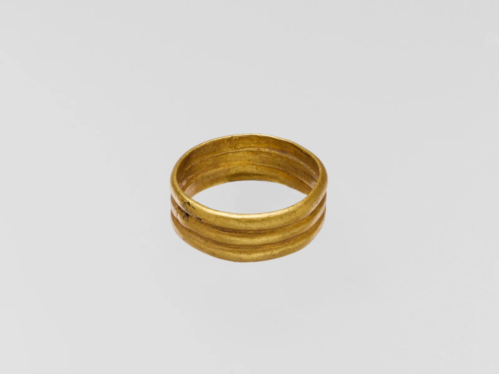 Schlichter glatter goldener Reif ohne Steine