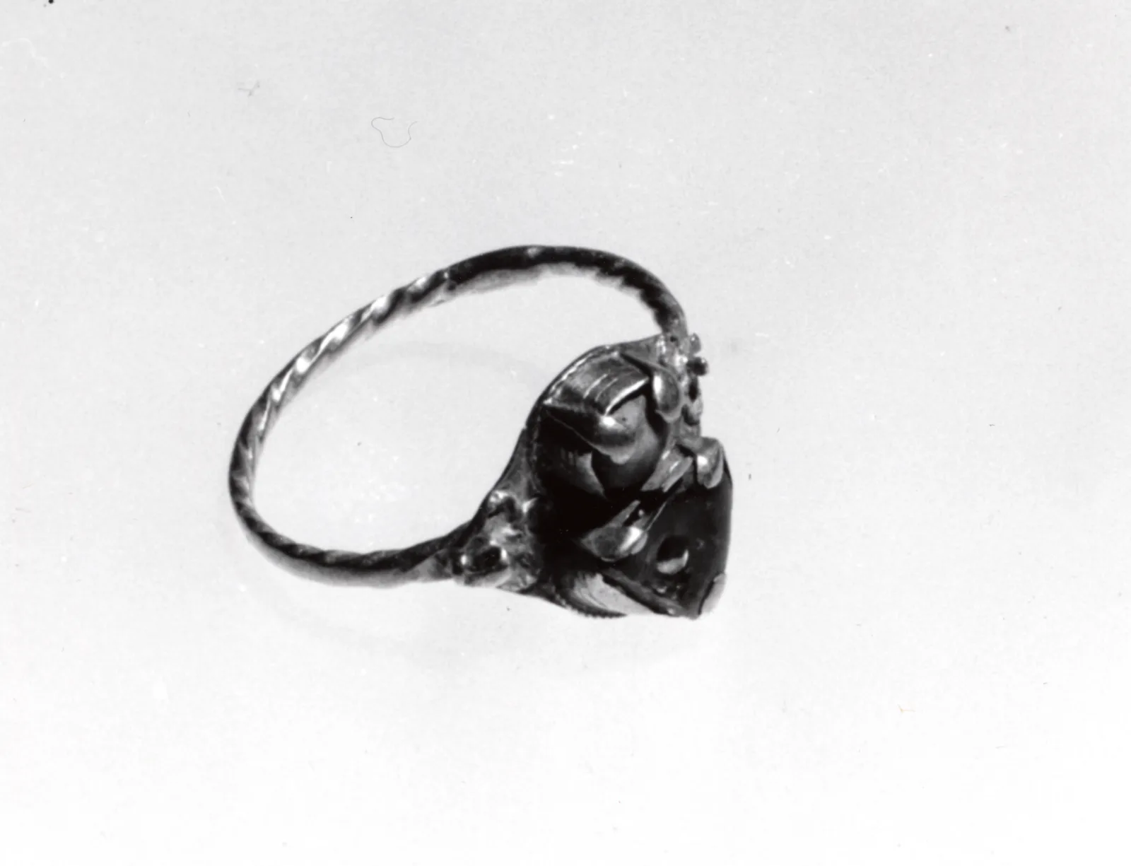 Antiker Goldring mit farbigem Stein, fest in eine geschlossene Zargenfassung gefasst