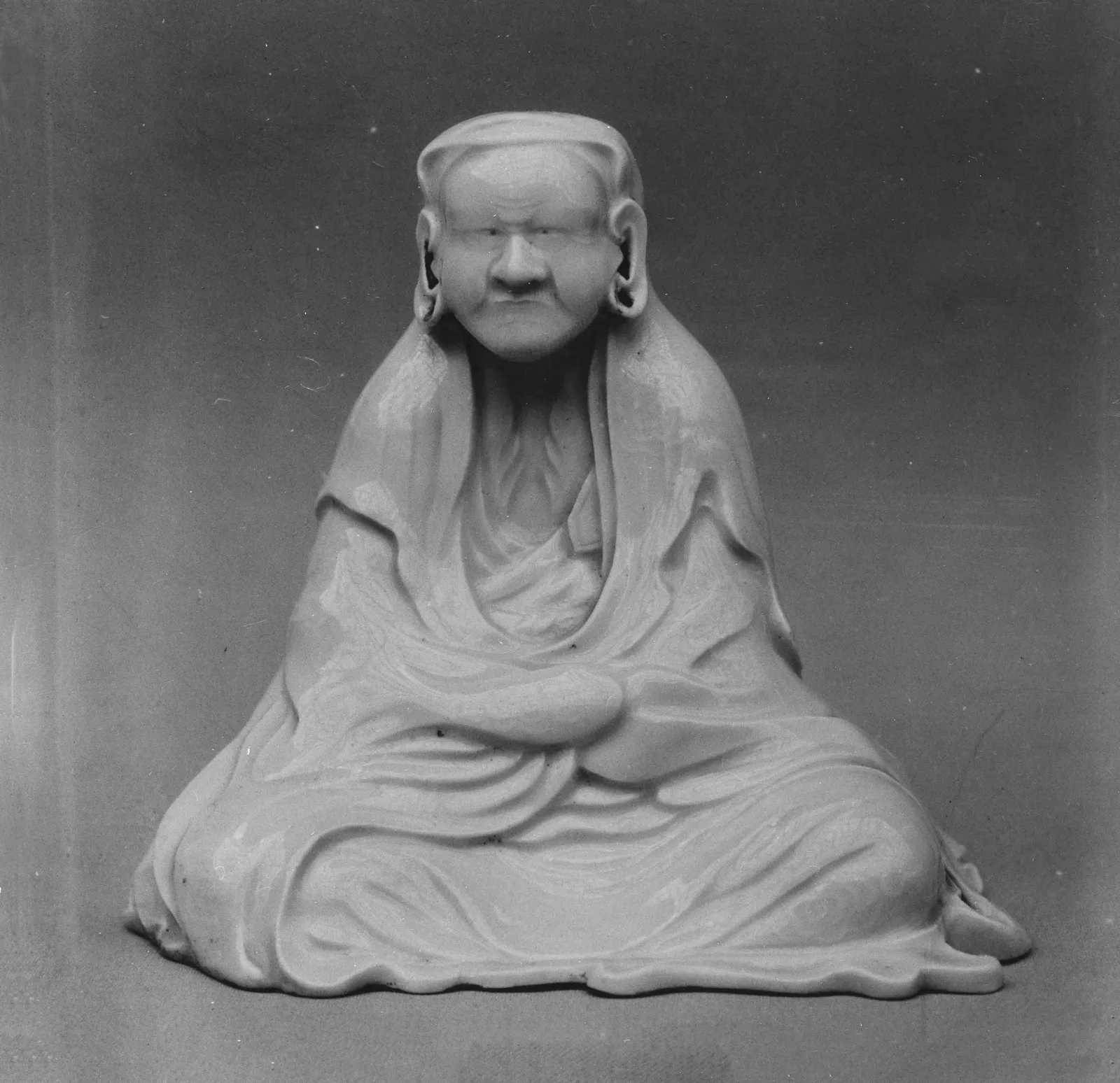 Porzellanfigur des Daruma aus weißem Porzellan mit Reliefmuster