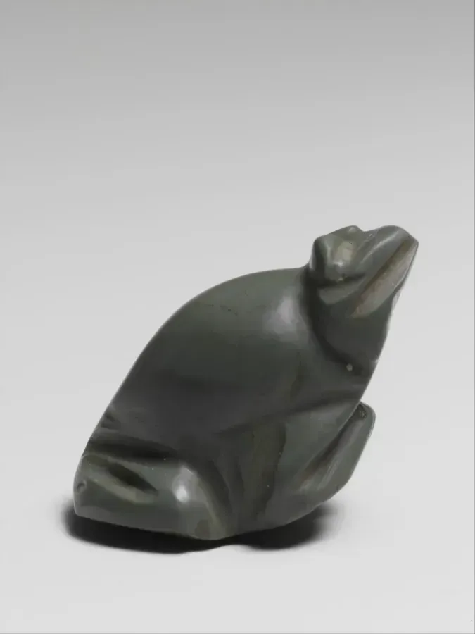 Ägyptisches Amulett in Form eines Frosches, aus Jaspis geschnitten