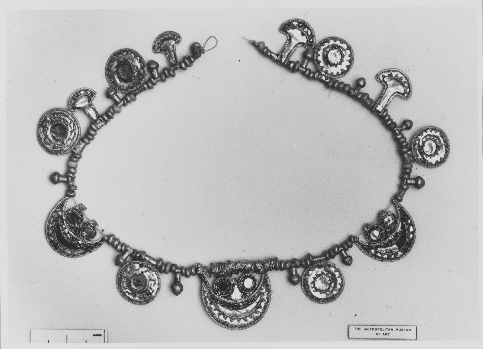 Goldhalskette mit Bernsteineinlagen, etruskisch-phönizische Arbeit, 7. Jahrhundert v. Chr.