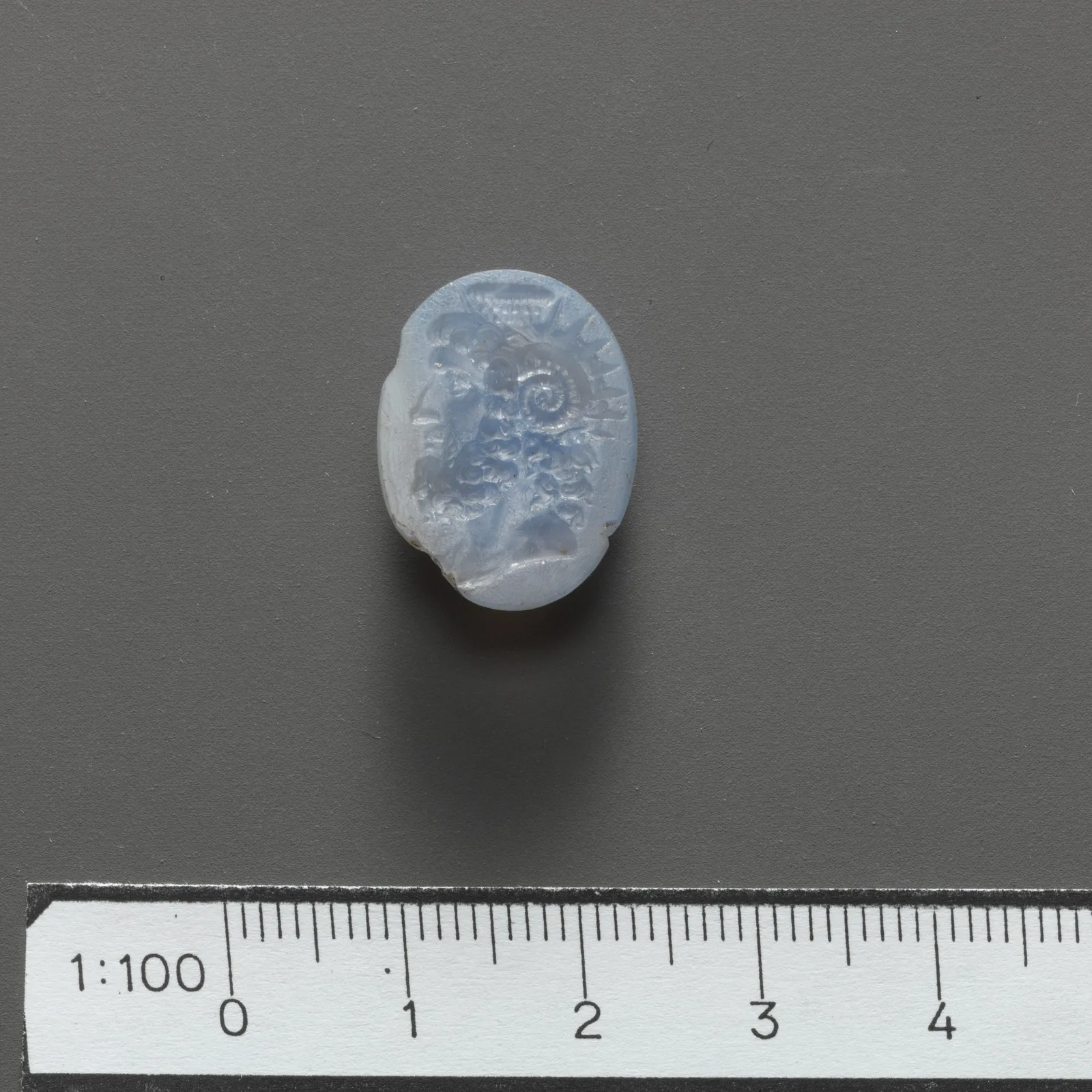 Geschnittene Intaglio aus Chalcedon mit dem Profil des Jupiter Ammon, römische Arbeit