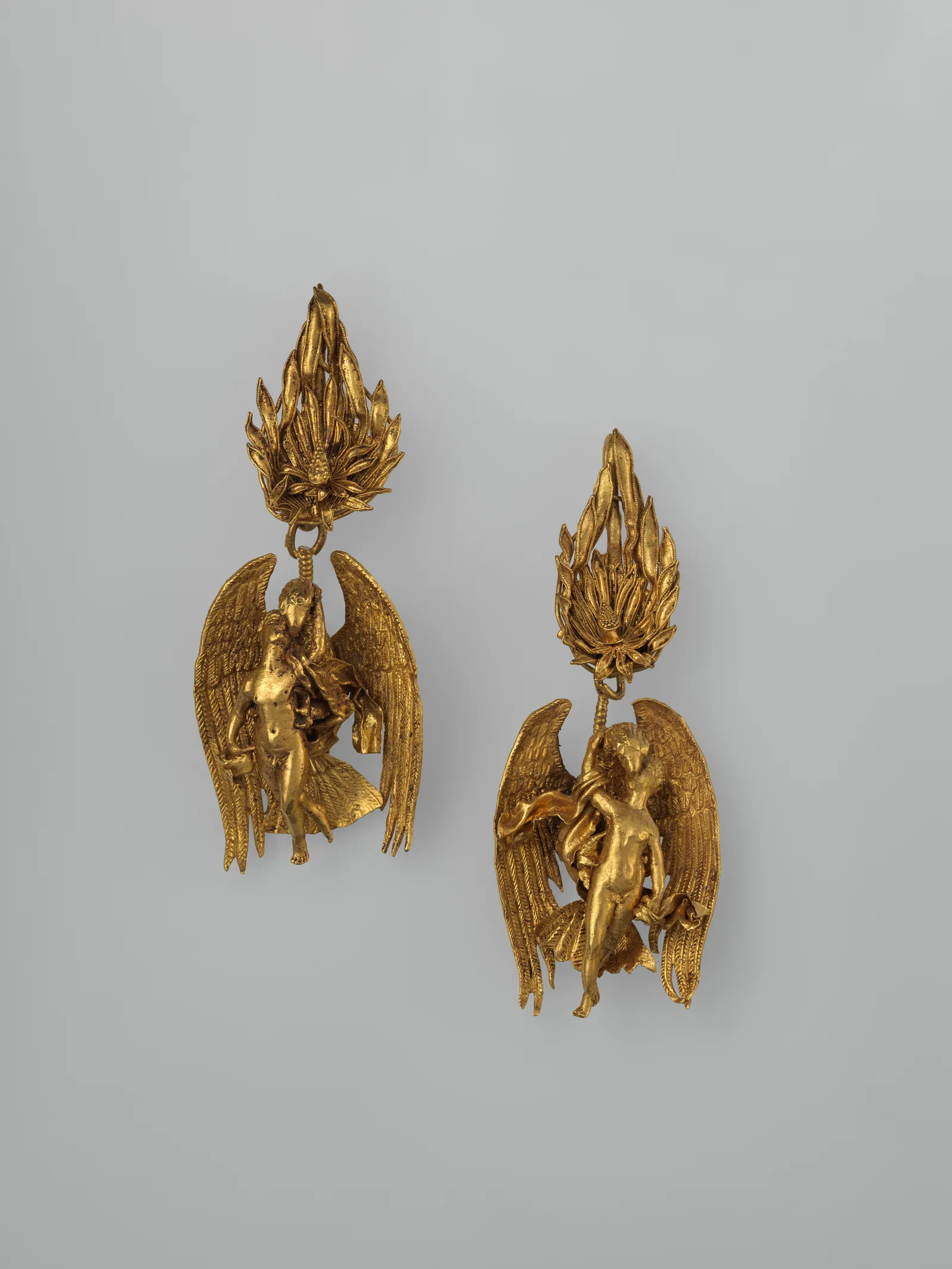 Paar goldener Ohrringe mit Ganymed in den Klauen des Adlers des Zeus, griechische Arbeit