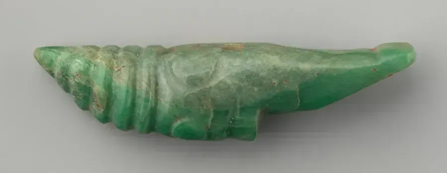 Geschnitztes Jadeit-Ornament der Maya-Kultur, 3. bis 9. Jahrhundert