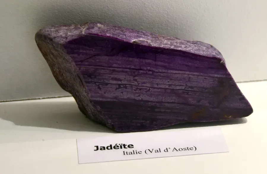 Natürliches Stück grüner Jadeit, mineralogische Sammlung