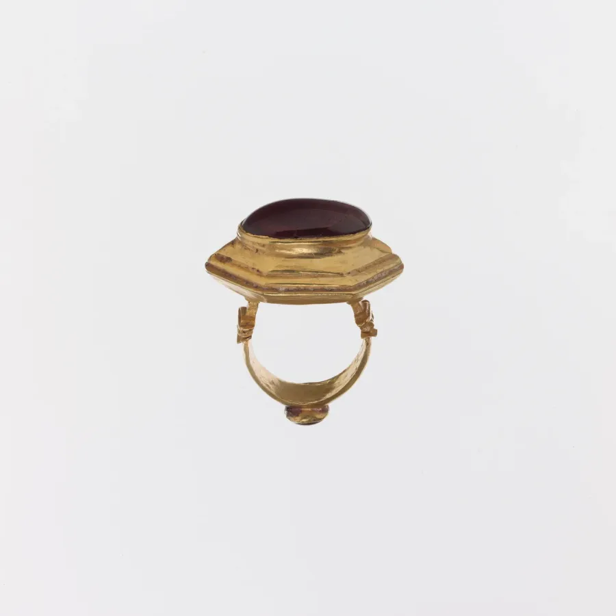 Греческое золотое кольцо-печатка с кабошоном граната, II-I века до н.э.
