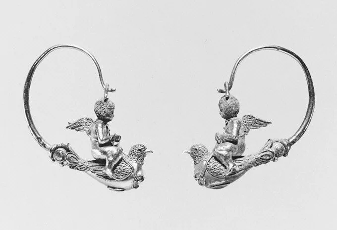 Par de argolas de ouro do século III a.C. com Erotes montados em pombas