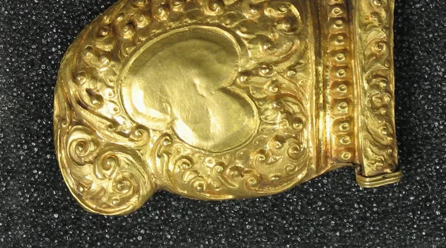 Dente e artiglio come amuleto: la zanna del predatore al collo e il suo significato