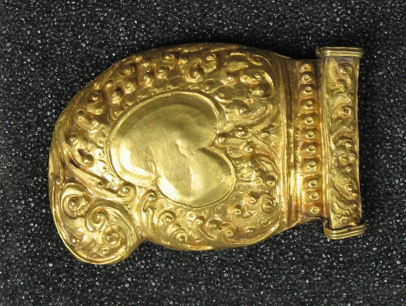 Ciondolo d'oro a forma di artiglio di tigre, Giava centrale, VIII-XII secolo