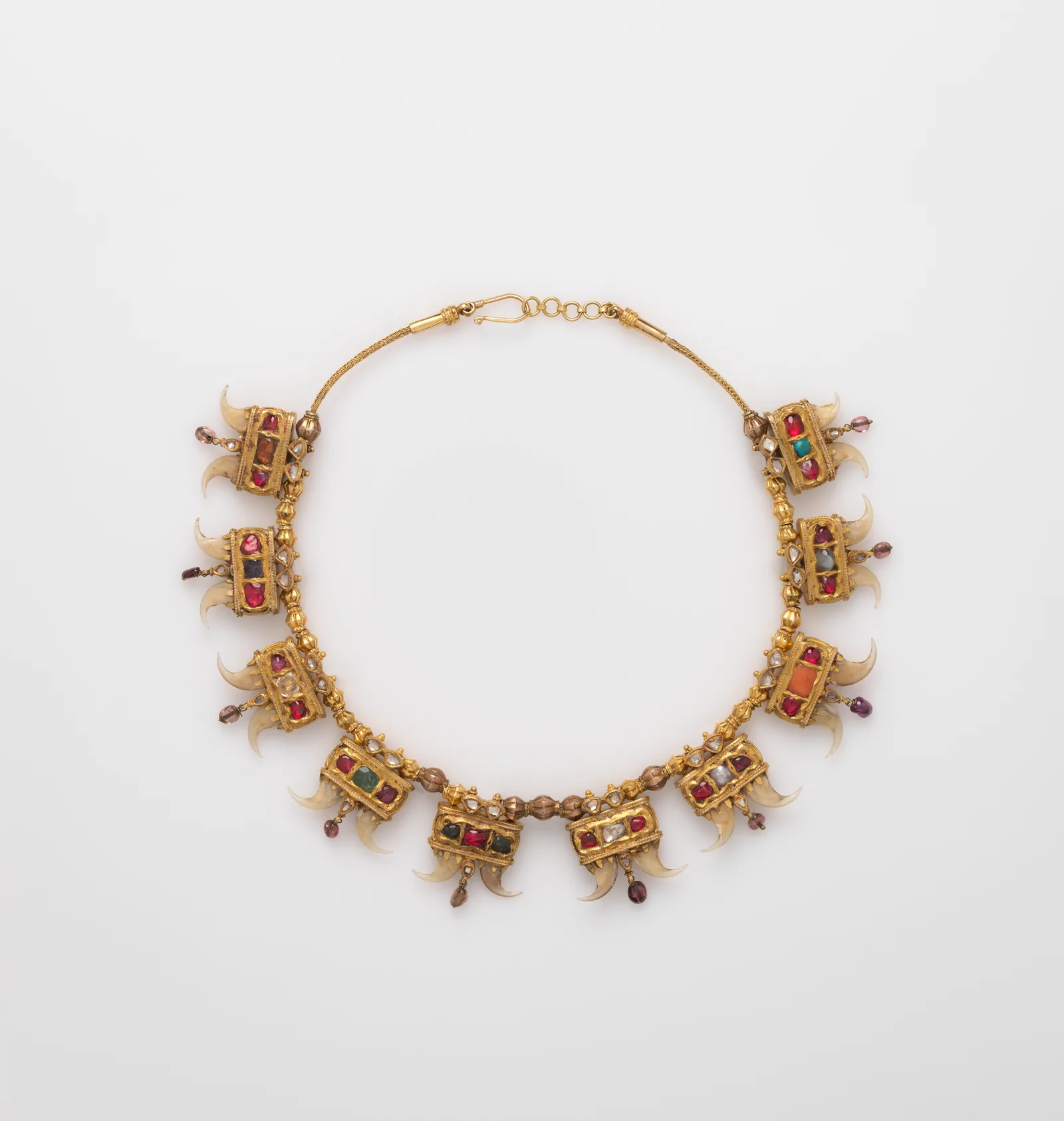Collana indiana del XIX secolo con veri artigli di tigre in montatura d'oro con rubini e smeraldi