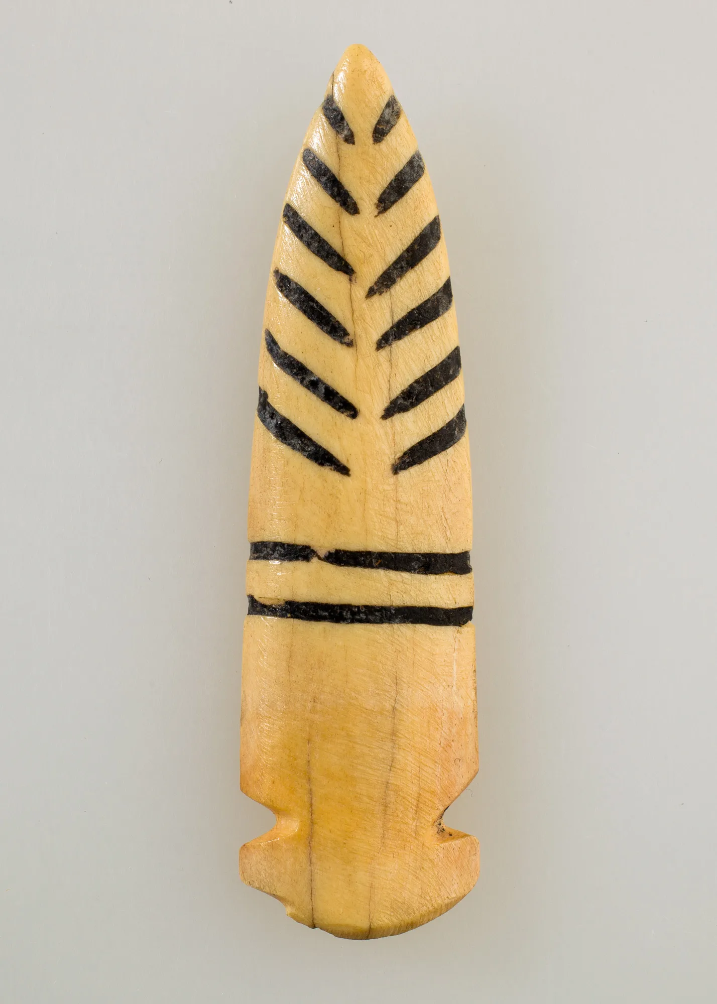 Amuleto a forma di zanna in osso dell'Egitto predinastico, circa 3900-3500 a.C.