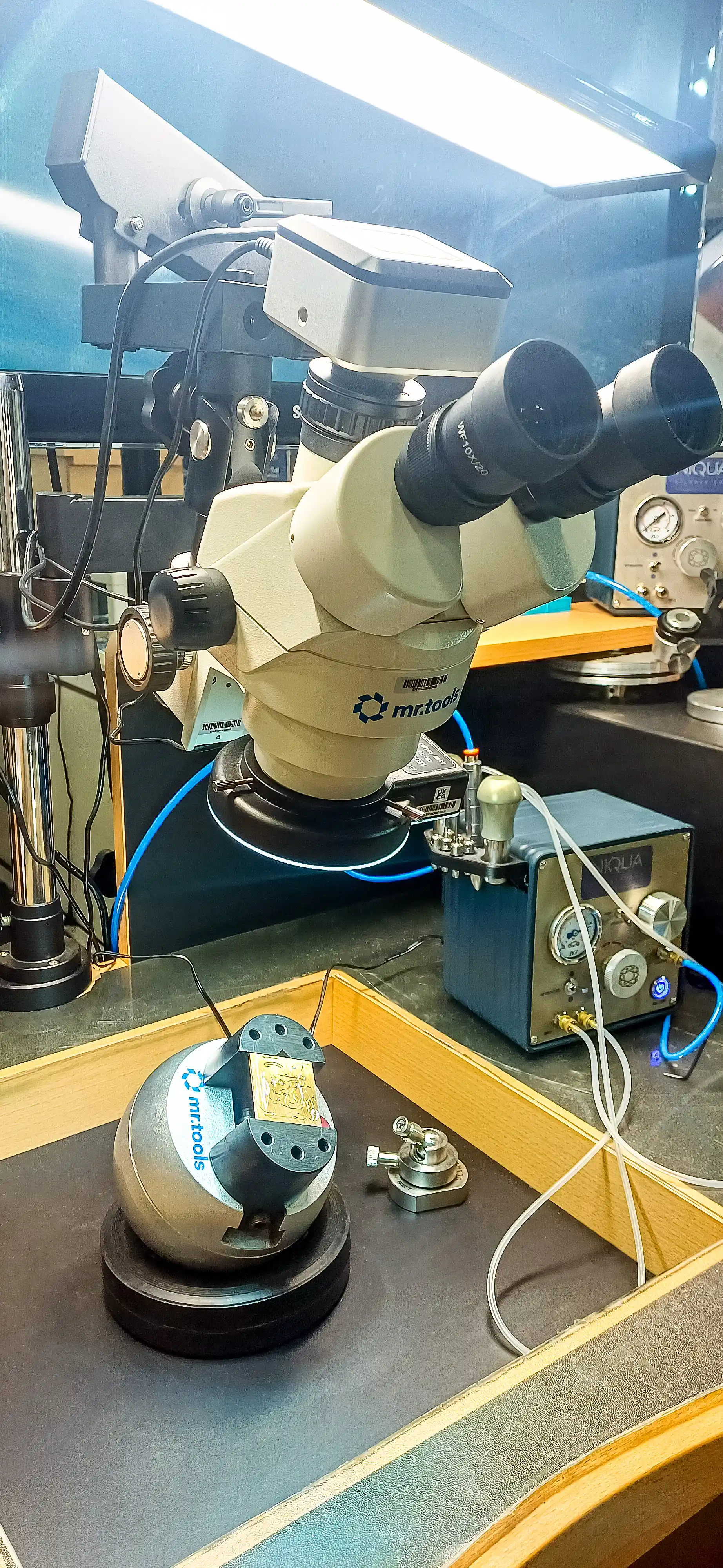 Binokulares Mikroskop für das Fassen von Steinen auf der Madridjoya 2025