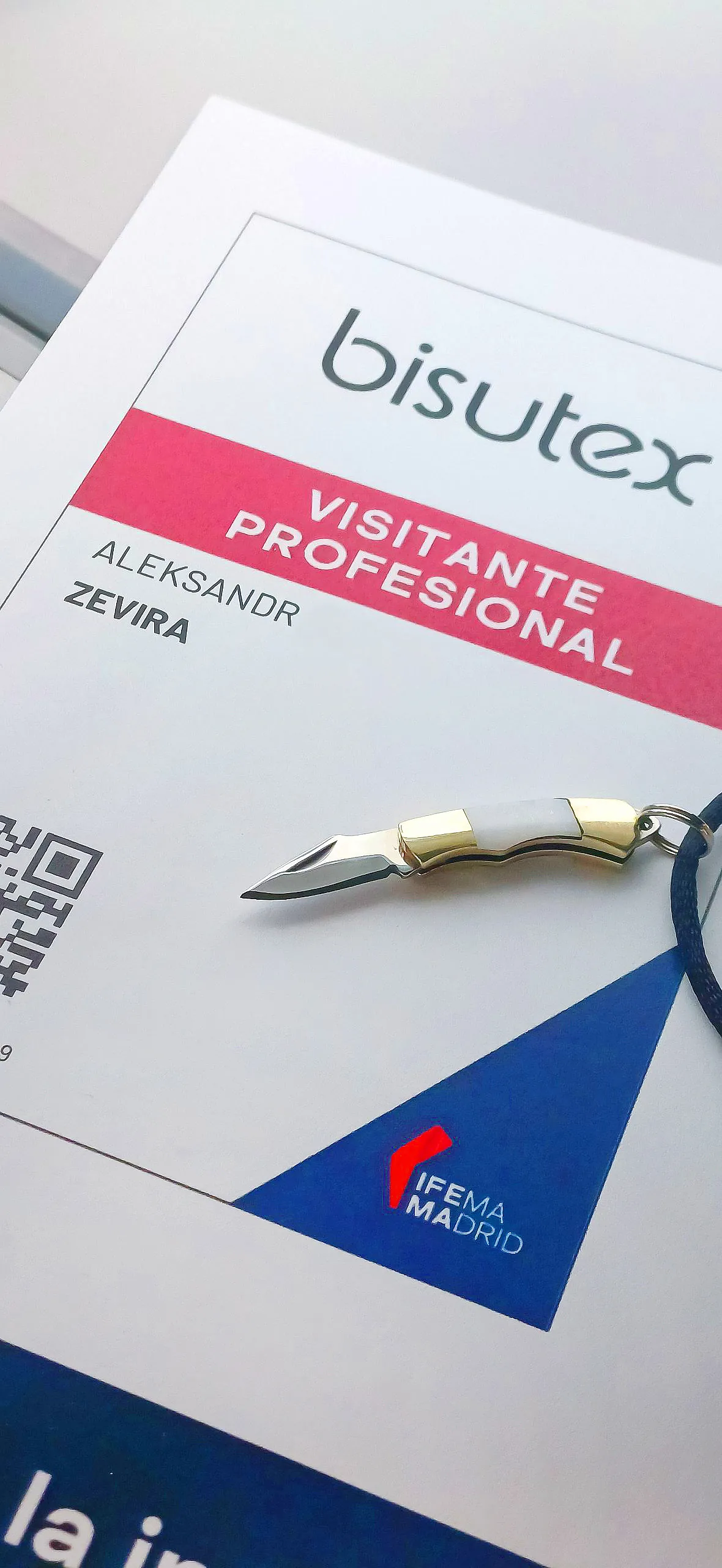 Akkreditierung von Zevira auf der IFEMA Madrid 2025 neben einer Forja-Española-Navaja