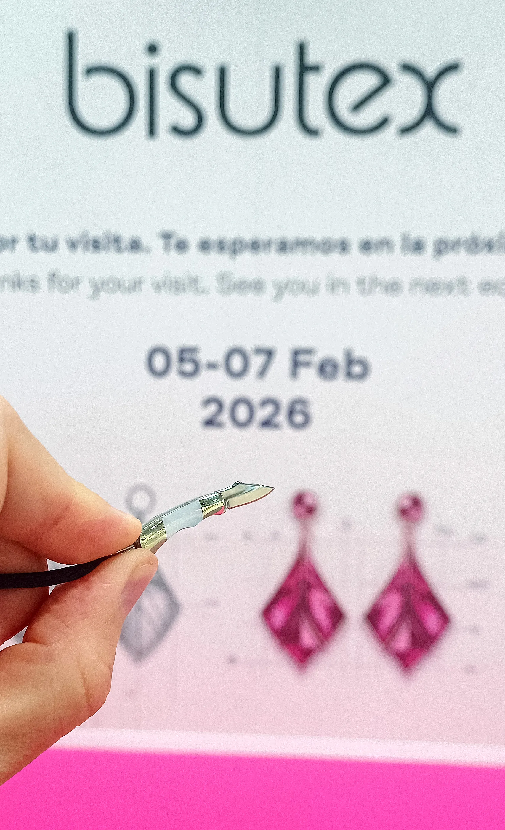 Zevira Forja Española Navaja vor dem Bisutex-Hintergrund, IFEMA Madrid 2025